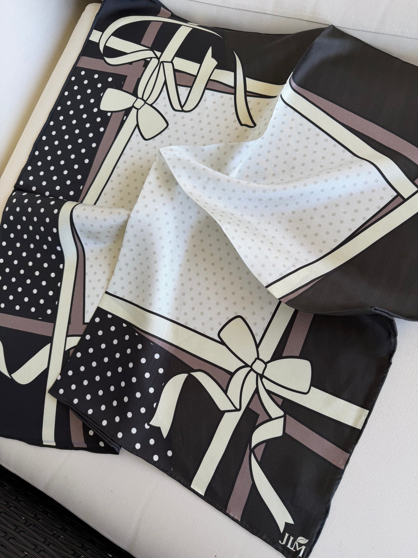 Écrin Silk Scarf- Carré 65